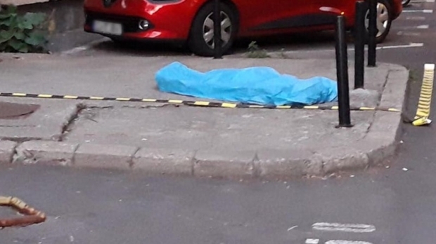 A murit pe loc după ce a căzut de la etajul 10 al unui bloc din Braşov. Poliţia a deschis o anchetă