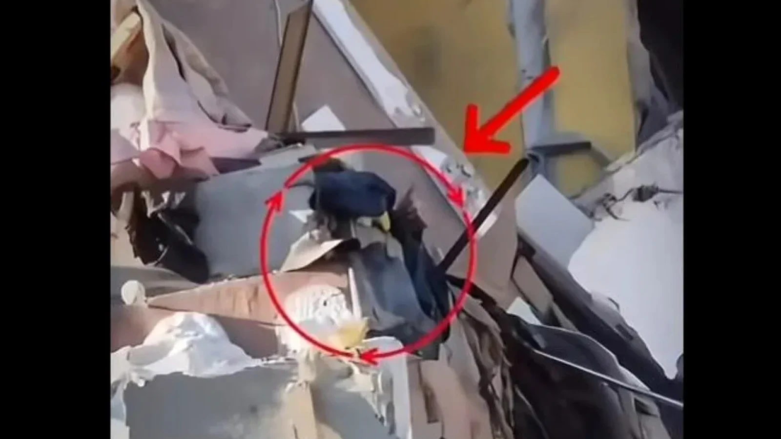 A scăpat miraculos: o tânără de 28 de ani a fost filmată cerând ajutor de sub dărâmături și a fost salvată