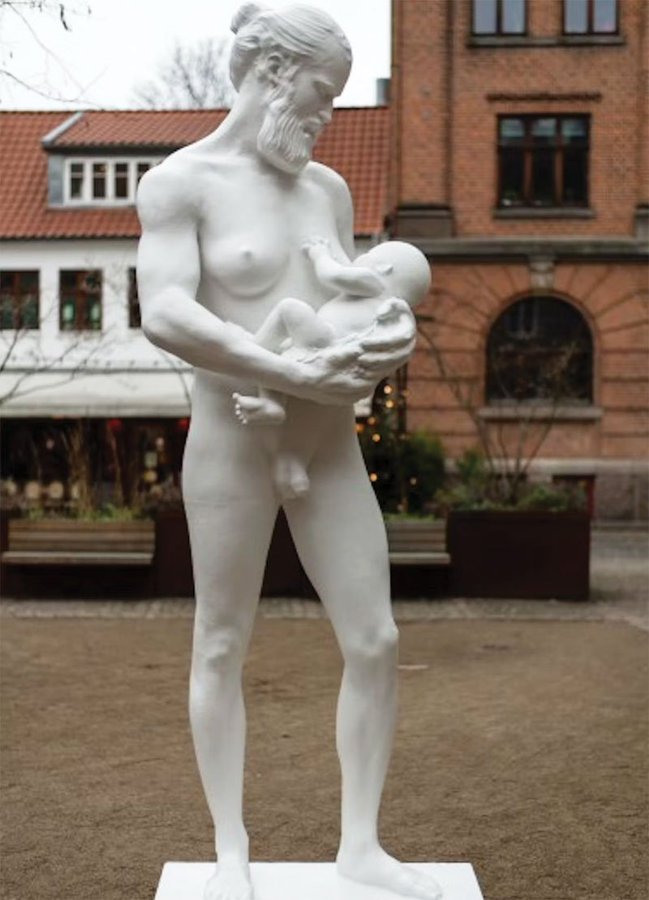 Abominații globaliste: Statuia unui bărbos transgender gol care alăptează un copil a fost amplasată în fața noului Muzeu al Genului din Danemarca