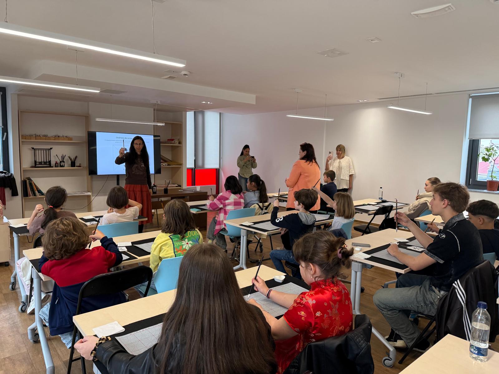 Academia Da Vinci îi apropie pe copii de marile culturi ale lumii: lecție specială de caligrafie chineză la Centrul Cultural Chinez
