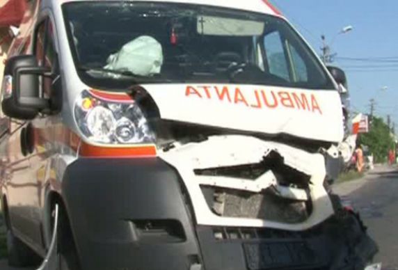 Accident cu ambulanța în Dâmbovița, trei pacienți au fost răniți