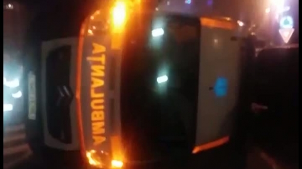 Accident cu ambulanţa. O tânără însărcinată şi o asistentă, în stare gravă