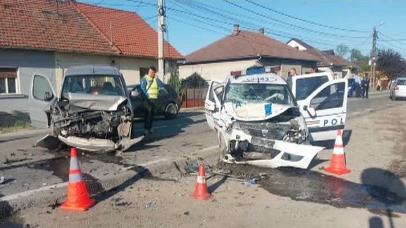 Accident cu masina politiei care transporta un urmarit general. Sase raniti