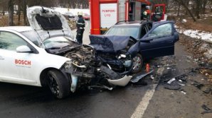 Accident cumplit in Iasi: doua masini s-au ciocnit intr-o curba, una a luat foc