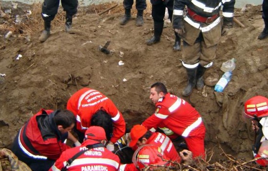 ACCIDENT de muncă la Snagov: Doi muncitori prinşi sub un mal de pământ au fost scoşi morţi - FOTO