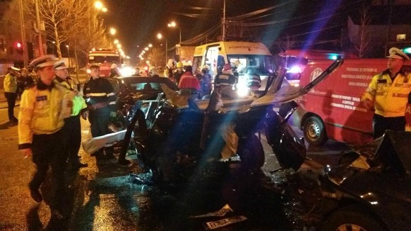 Accident deosebit de grav în București. Patru persoane au rămas încarcerate