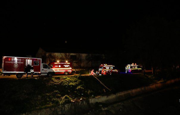 Accident deosebit de grav. O maşină a plonjat în Dâmboviţa, pasagerii in stop cardio-respirator