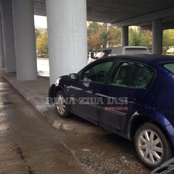 Accident grav Iasi. Masina proiectata intr-un picior de pod