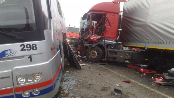 Accident grav in Arad: Doua autobuze cu muncitori au fost lovite de un TIR. Un mort si noua raniti