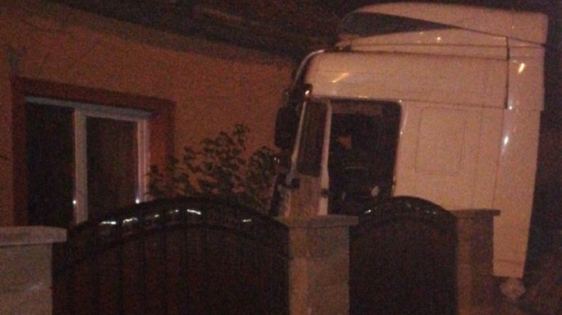 Accident grav în Mureş, un tir s-a izbit de două case şi a rupt o ţeavă de gaz