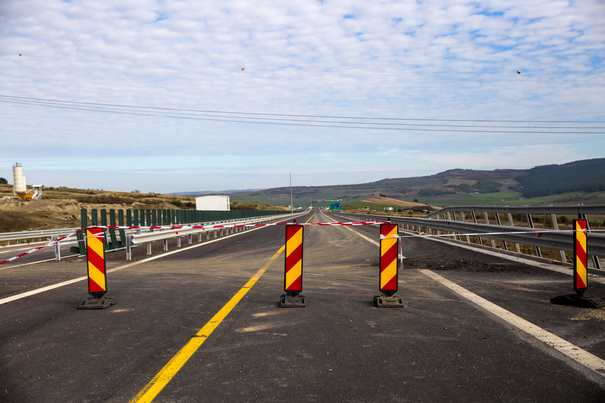 Accident grav pe Autostrada A1, între Timişoara şi Arad. Un mort şi 4 răniţi, o maşină s-a răsturnat