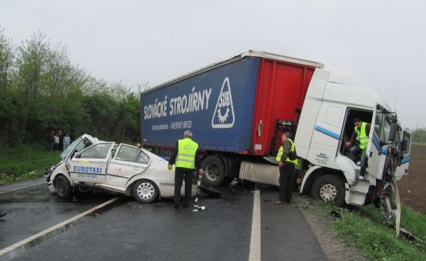 Accident grav pe DN7! Un şofer de autobasculantă a murit pe loc!