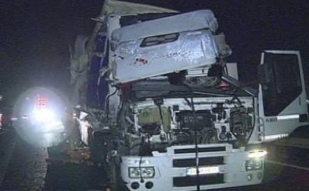 Accident imens pe A2. Două tiruri s-au ciocnit cu o dubă. Un mort. Unul din soferi era băut