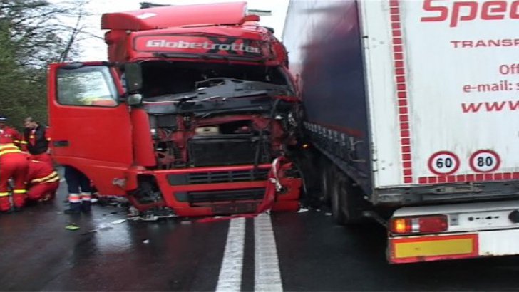 Accident infiorator pe DN 7 - trei TIR-uri s-au ciocnit, din pricina vitezei