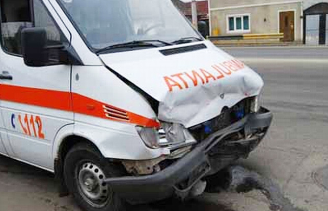 Accident în Capitală: O ambulanță privată a fost implicată într-un accident
