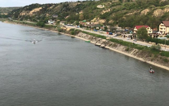 Accident naval pe Dunăre după ce o ambarcaţiune s-a răsturnat. O persoană este dispărută