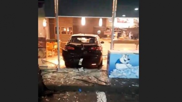 Accident într-o benzinărie din Craiova: O maşină a fost proiectată în clădire, un bărbat a fost rănit