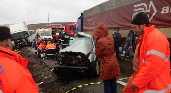 Accident oribil pe DN1. Șase copii grav răniți
