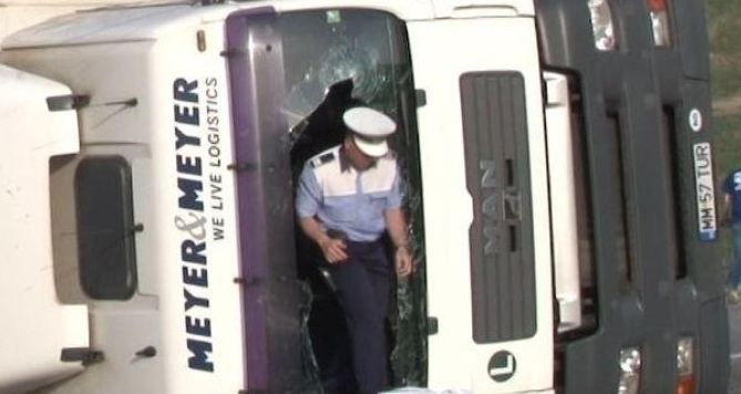 Accident oribil: Un șofer de TIR a fost proiectat prin parbriz. A murit pe loc FOTO