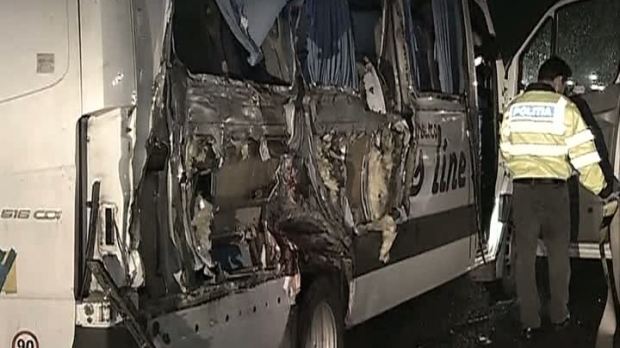 Accident pe A1, un microbuz plin cu oameni s-a ciocnit cu o dubă. O femeie a murit, alte şase persoane au fost rănite