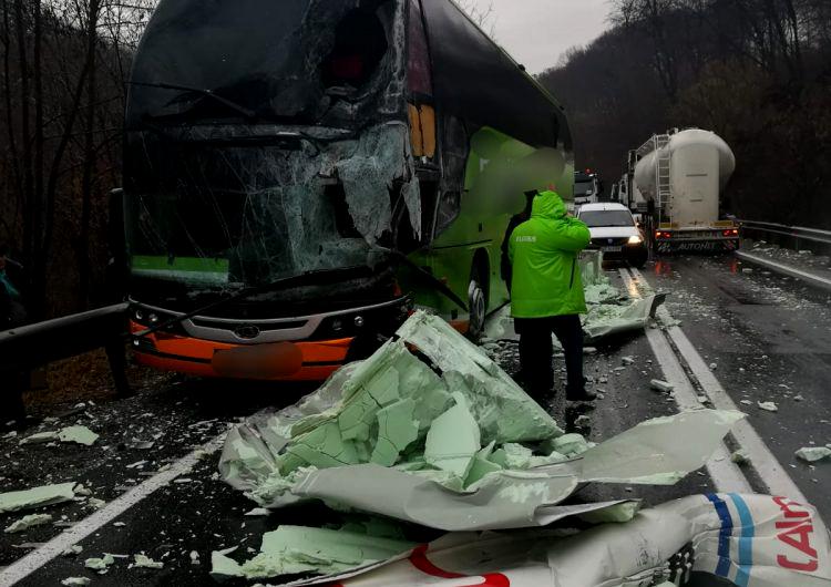 Accident pe DN1, în județul Sibiu. Un autocar cu peste 20 de pasageri s-a ciocnit de un camion