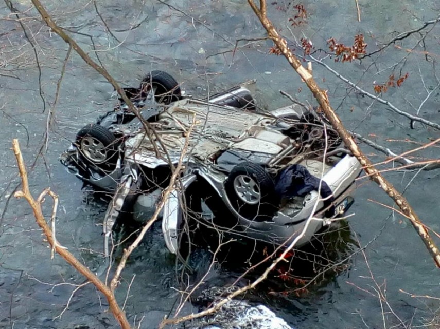 Accident rutier cumplit pe DN 66A. Doi bărbați au murit după ce mașina în care se aflau a căzut în râul Jiu