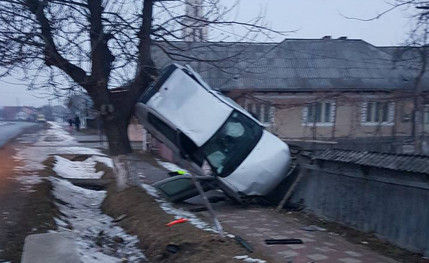 Accident spectaculos in Bacau: o masina s-a urcat intr-un copac