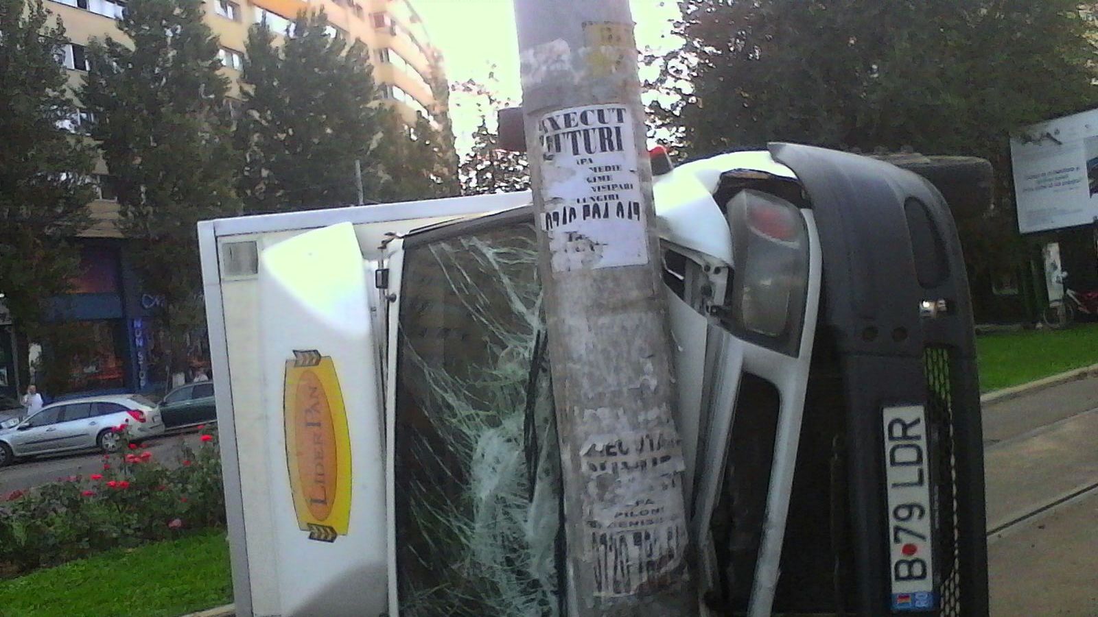 Accident spectaculos pe Colentina. Circulaţia în intersecţia Doamna Ghica a fost blocată / FOTO EXCLUSIV