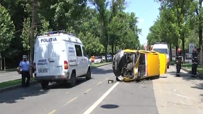 Accident teribil pe Kiseleff. Un taxi cu pasager s-a răsturnat după ce a fost acroşat de o altă maşină