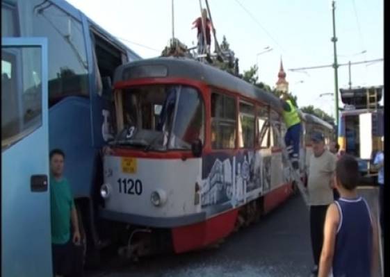 Accident teribil! Un autocar a intrat într-un tramvai