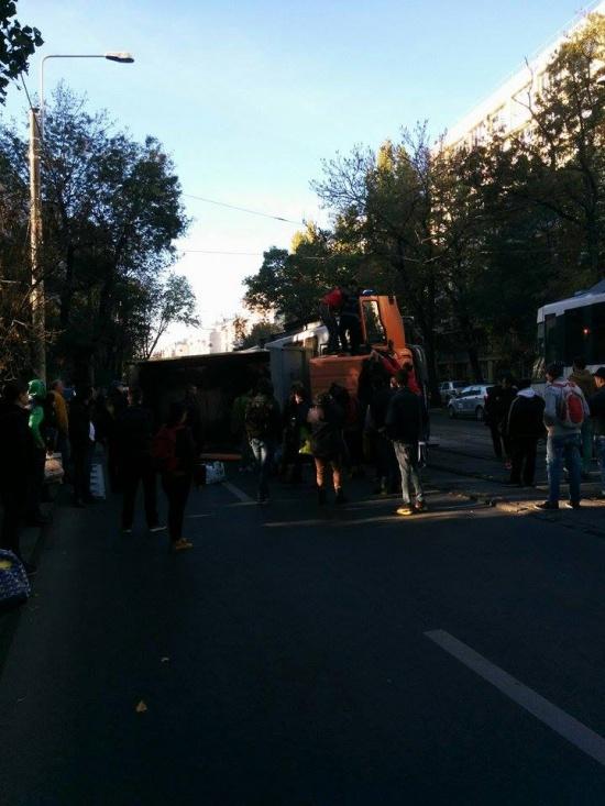 Accident terifiant in Bucuresti. Tramvaiul 41 a fost lovit de un camion