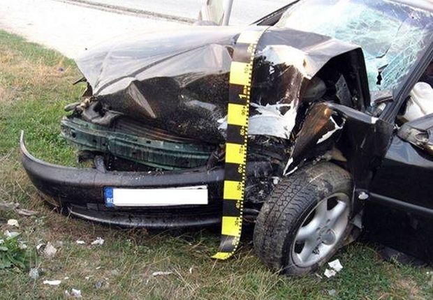 Accident. Un om a murit după ce o mașina s-a izbit de un TIR