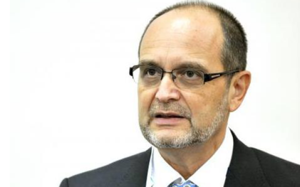 Acuzatie grava: Adrian Curaj a santajat si a amenintat cercetatorii, taindu-le si veniturile