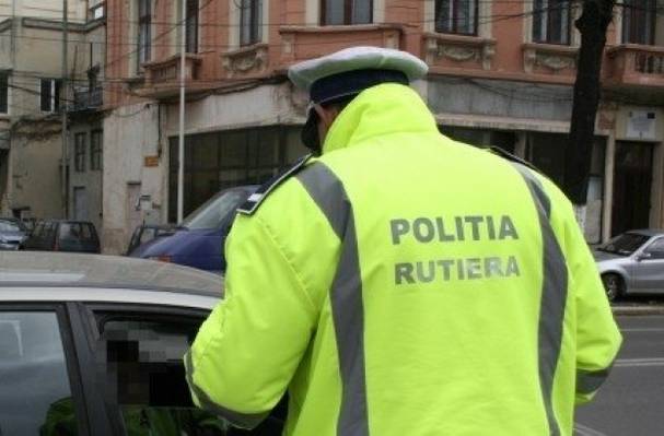 Adjunctul de la Poliţia Rutieră şi alţi 7 poliţişti au fost arestaţi
