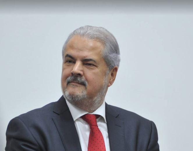 Adrian Năstase anunță că îl va da în judecată pe Iohannis din cauza retragerii decorației Steaua României