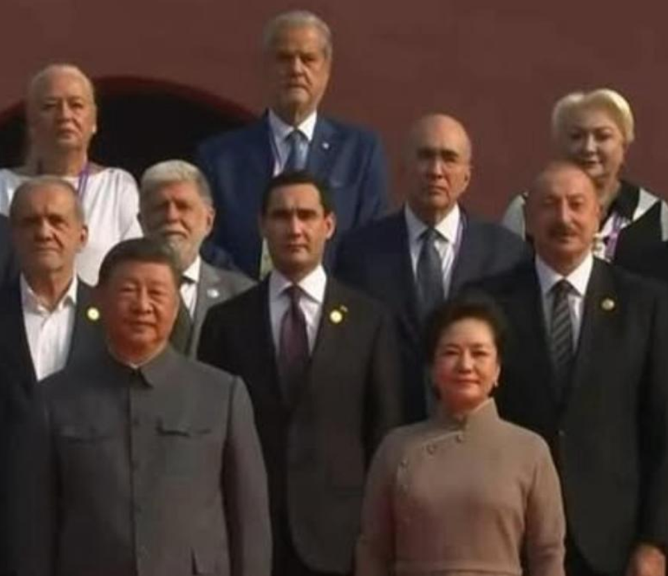 Adrian si Dana Năstase, acompaniati de Viorica Dăncilă, s-au pozitionat strategic pe lânga Vladimir Putin si Xi Jinping