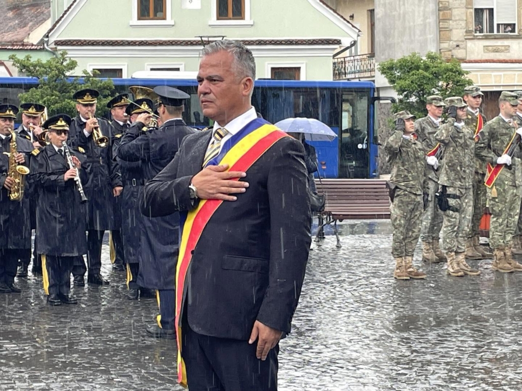 Adrian Veștea a vândut cu 600.000 de euro un teren unei firme, căreia i-a acordat ulterior, ca primar, certificat de construcție pentru un hotel