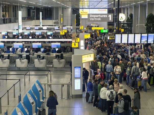 Aeroportul din Amsterdam. Politistii au fost nevoiti sa deschida focul impotriva unui bărbat inarmat