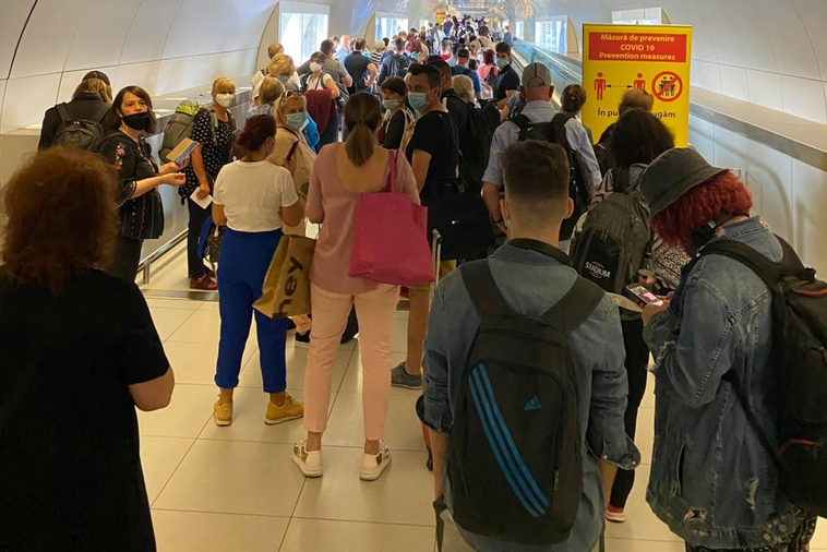 Aeroportul Henri Coanda: Sute de pasageri inghesuiti la Sosiri din cauza controalelor anti-Covid si a personalului DSP insuficient