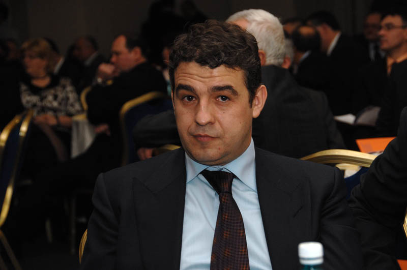 Aeroportul Iasi, pus pe tavă lui Iulian Dascalu de candidatul PNL la primărie