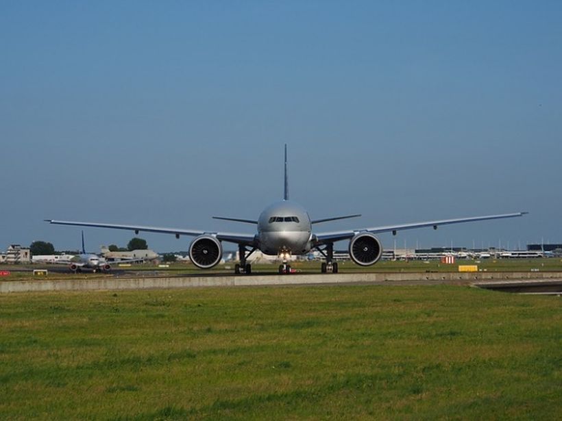 Aeroportul Otopeni, caz pentru CSAT. Baza NATO în pericol, trafic aerian blocat 