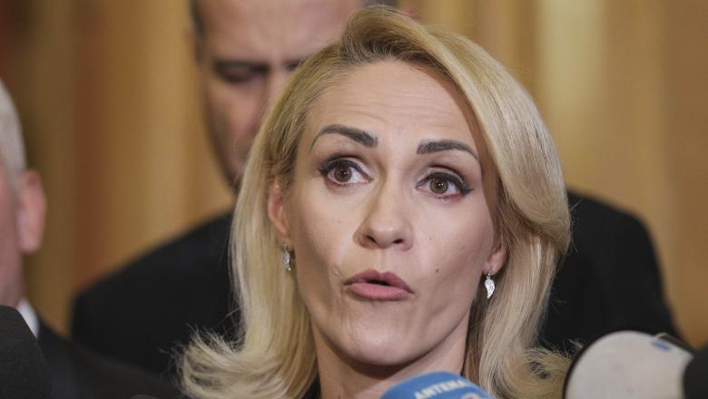 Afacerea Statuilor Gabrielei Firea: Azi, momumentul Martin Luther şi Jean Calvin, 3,2 milioane lei pentru o opera neterminata. Toate statuile costa cat bugetul a 19 spitale din Bucuresti