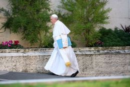 Afaceri pe seama vizitei Papei Francisc. Cât cer proprietarii din Blaj pentru închirierea apartament