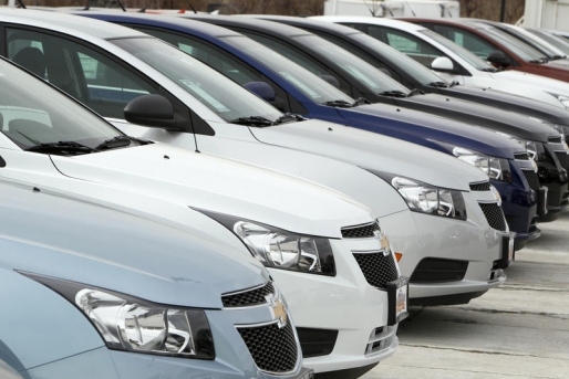 Afacerile din comerţul auto au urcat cu 7,8% la semestru, iar serviciile pentru populaţie cu 4,1%