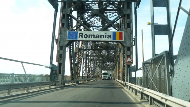 Aglomeraţie la punctul de trecere frontierei de la Giurgiu - Ruse. S-au format cozi de opt kilometri