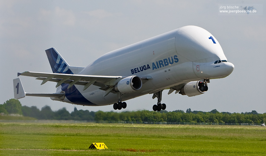 Airbus Beluga întâmpinat cu tunuri de apă în România