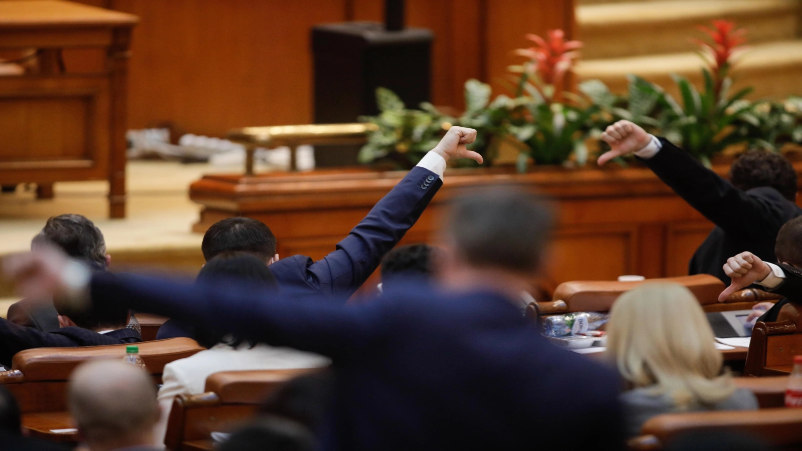Al treilea grup din Parlament se alătură moțiunii de cenzură PSD - AUR
