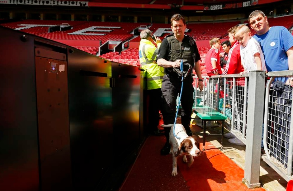 Stadionul Old Trafford din Manchester a fost evacuat din cauza unui pachet suspect. Meciul dintre Manchester United și Bournemouth a fost anulat