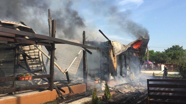 Alertă la Mahmudia. Arde o pensiune. Turiști evacuați