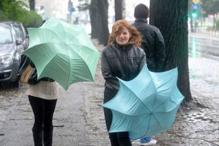 Alertă meteo de ploi torenţiale şi vânt puternic sâmbătă şi duminică, în aproape toată ţara